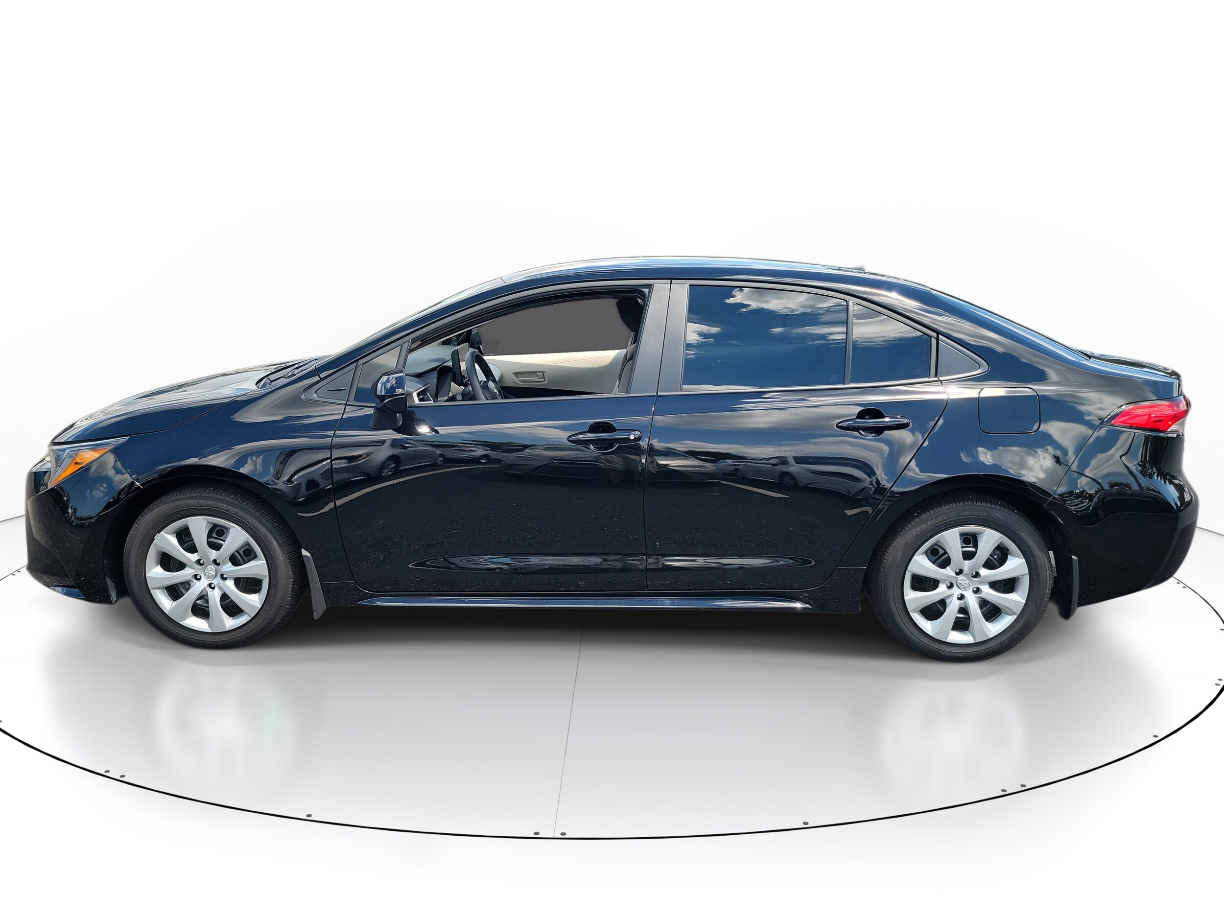 2025 Toyota Corolla LE photo 3