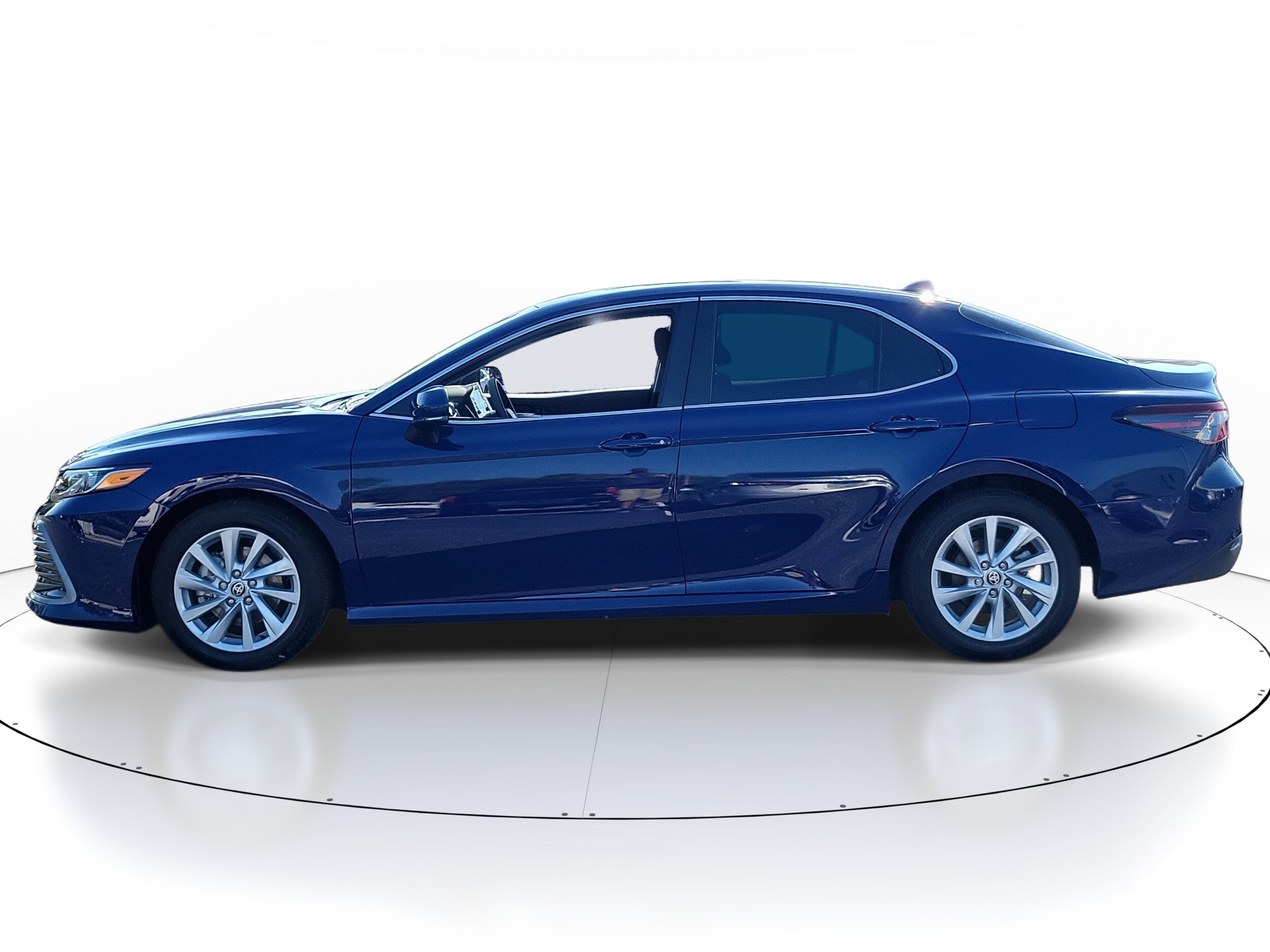 2023 Toyota Camry LE photo 3