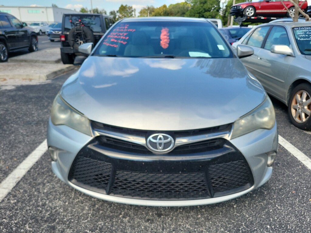 Used 2017 Toyota Camry SE Sedan