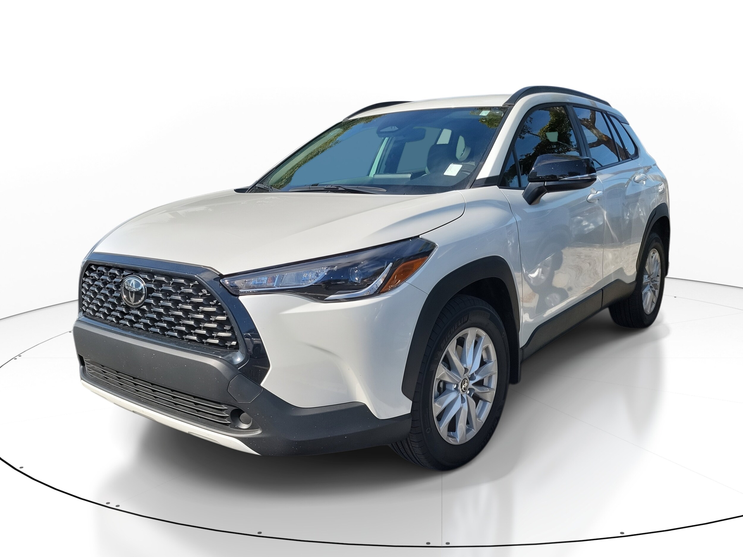 2025 Toyota Corolla Cross LE photo 3