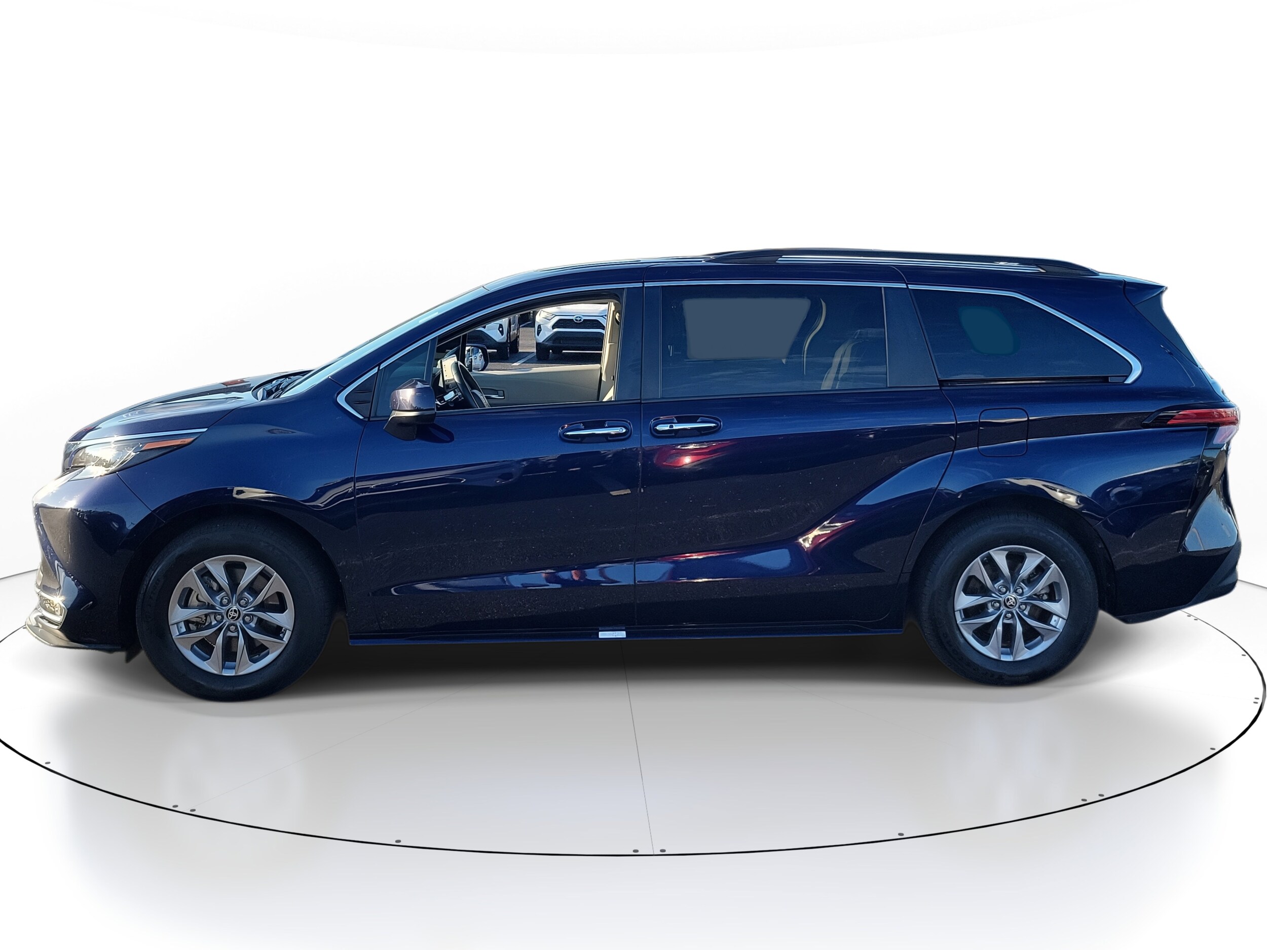 2022 Toyota Sienna XLE photo 3