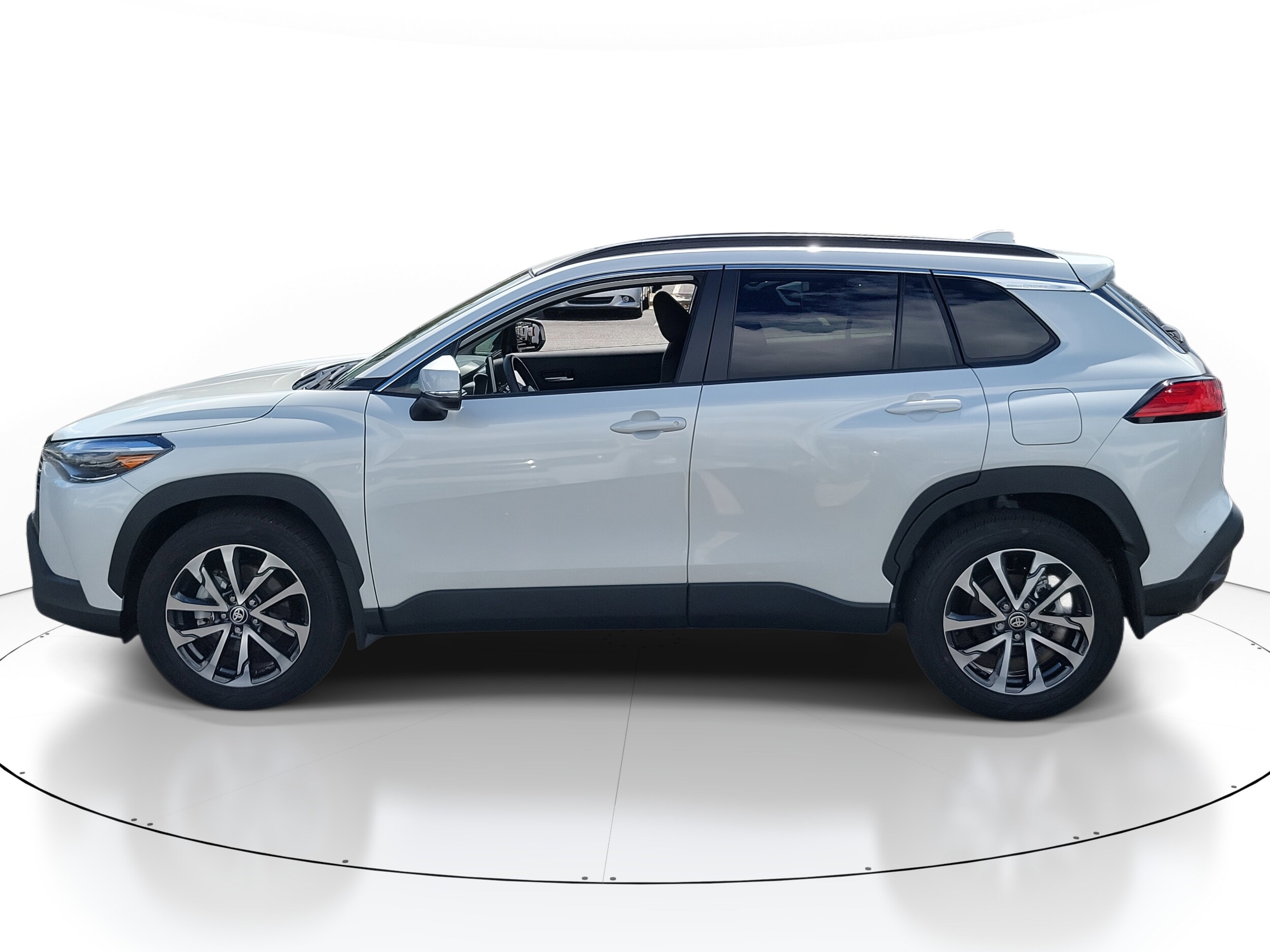 2024 Toyota Corolla Cross XLE photo 2