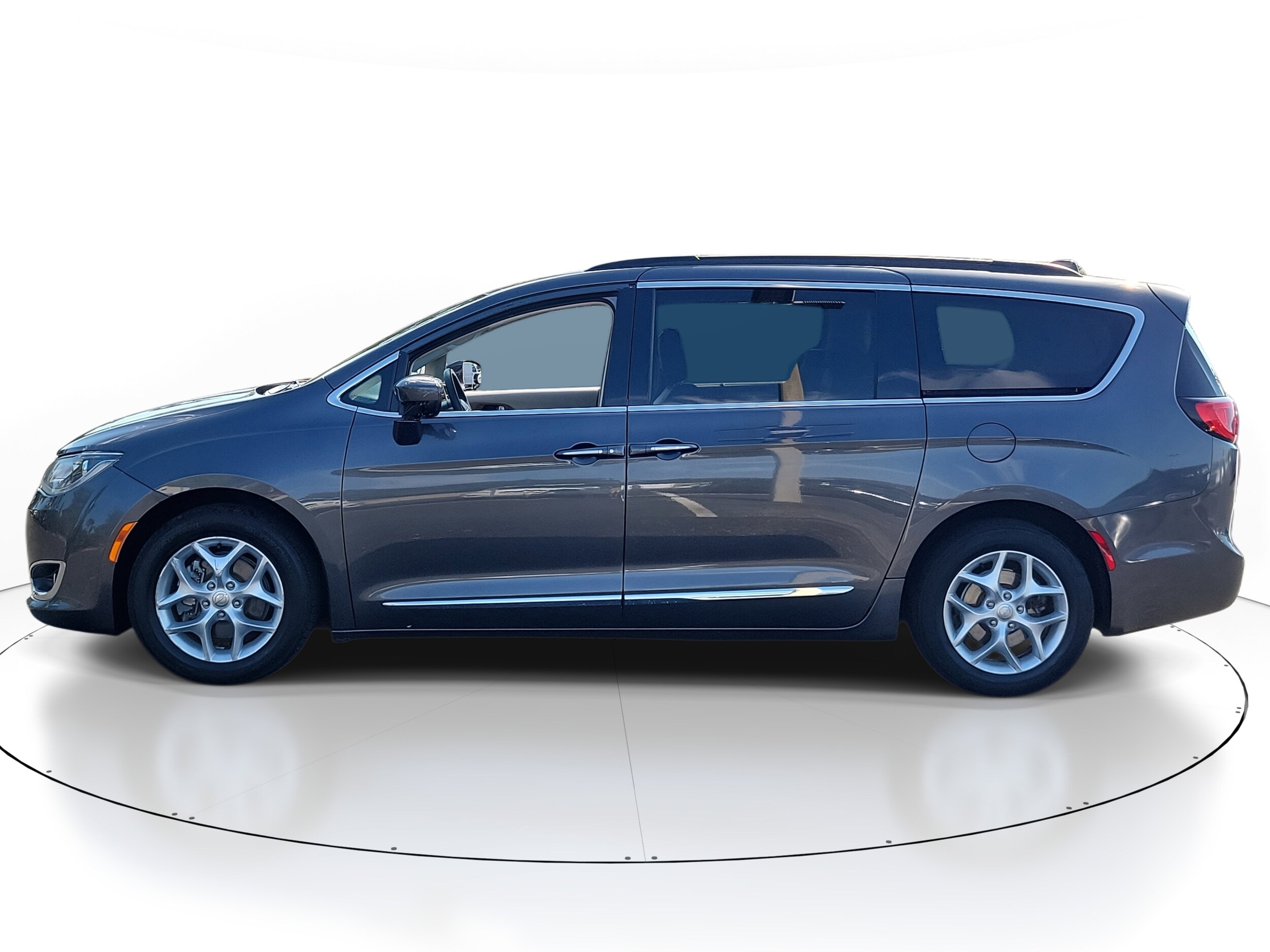 2017 Chrysler Pacifica Touring L photo 3