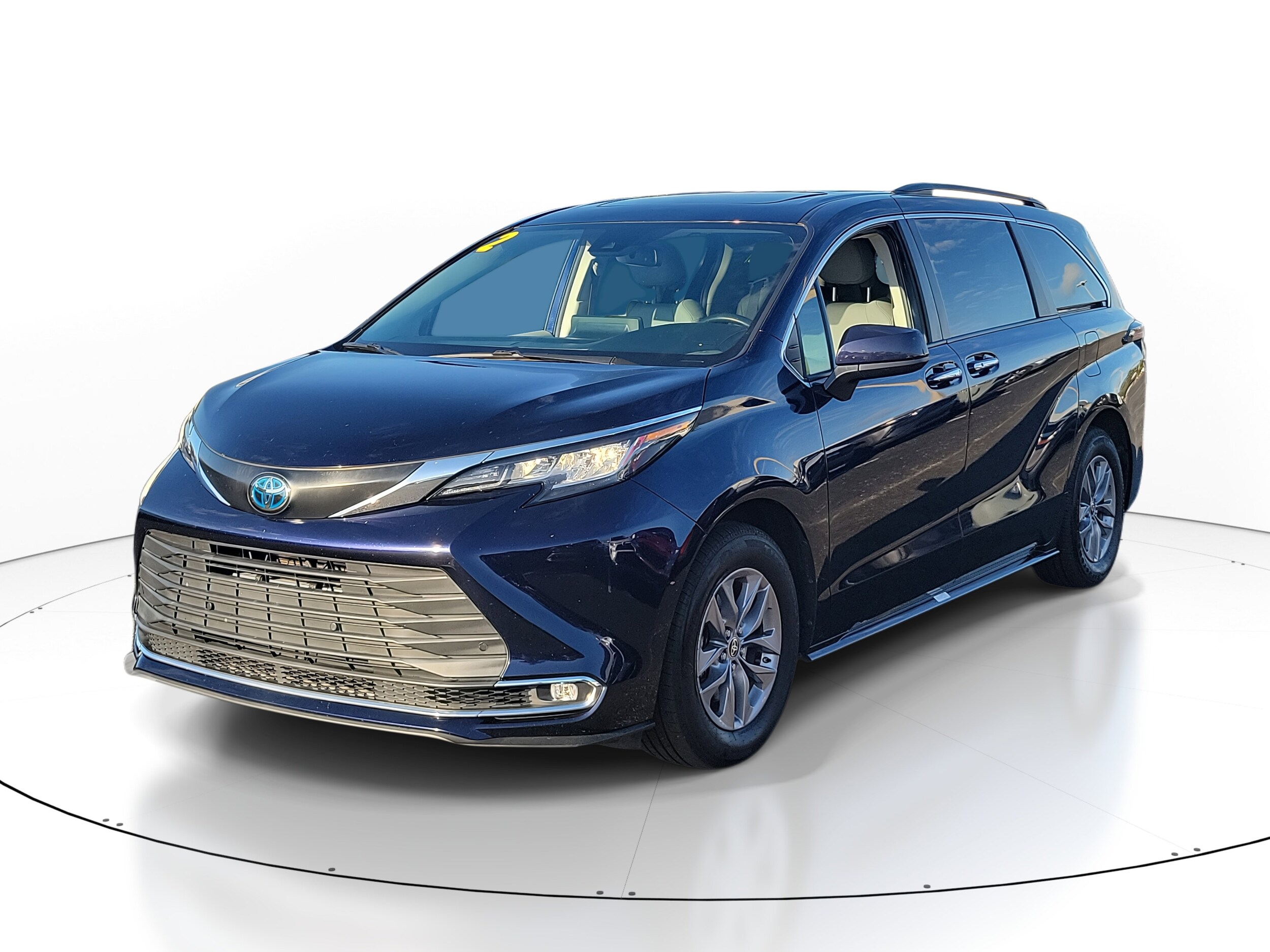 2022 Toyota Sienna XLE photo 2