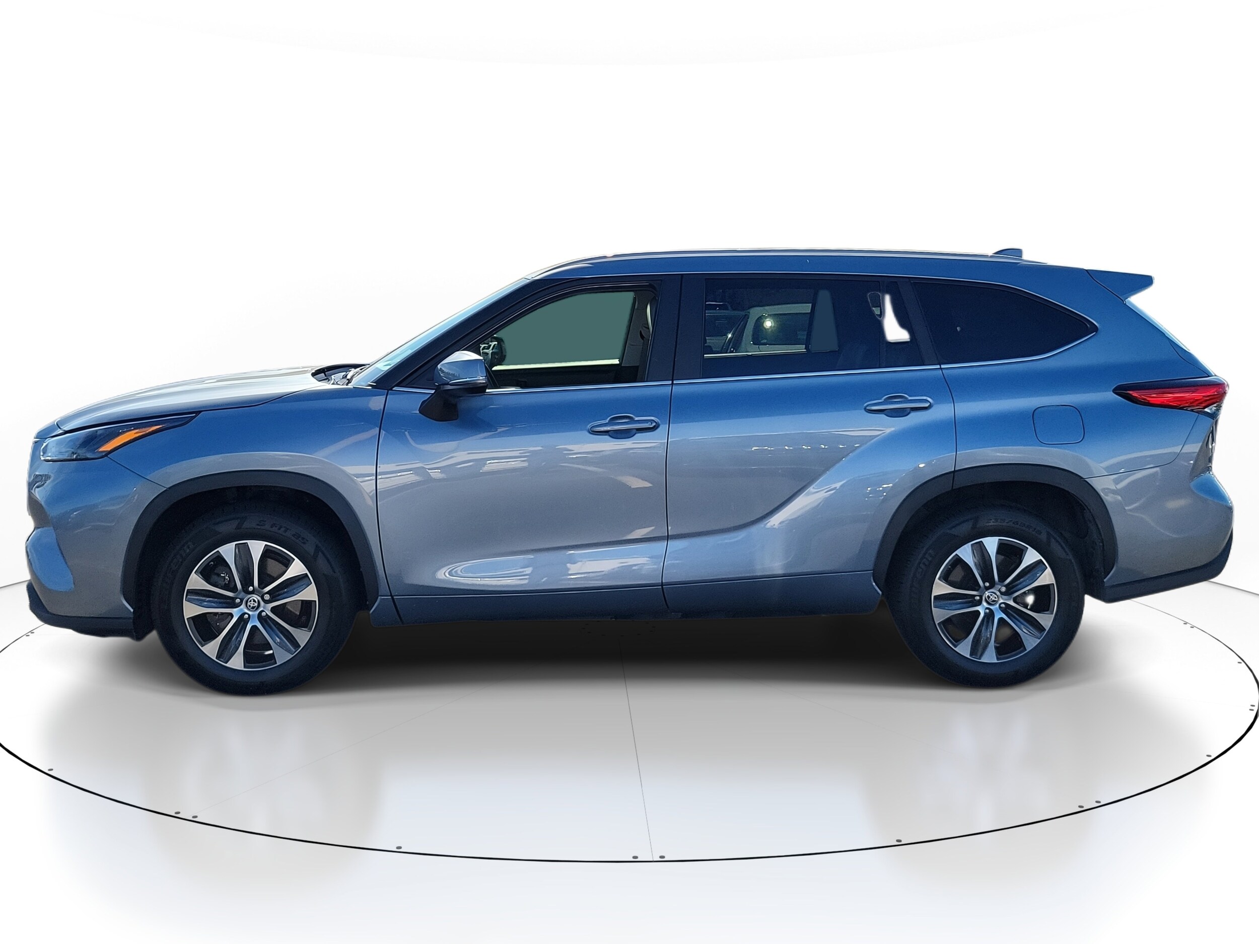 2023 Toyota Highlander XLE photo 3