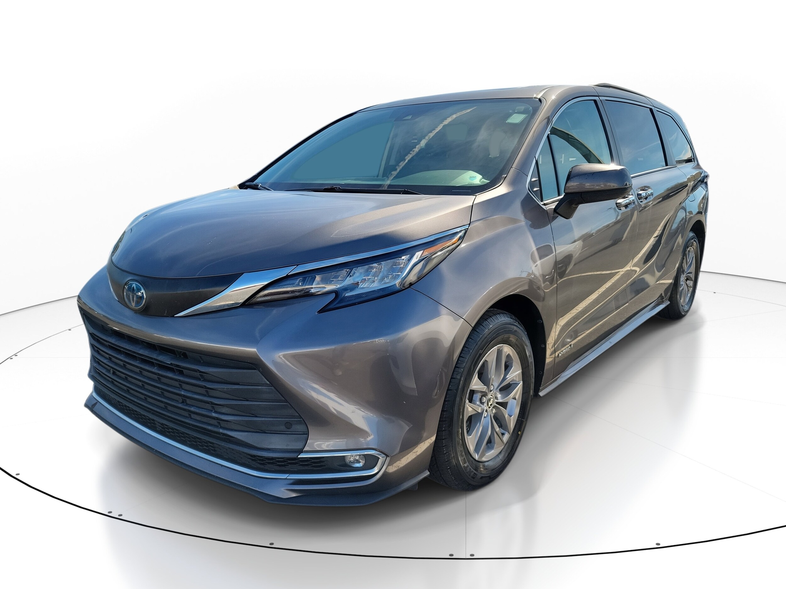 2021 Toyota Sienna XLE photo 3