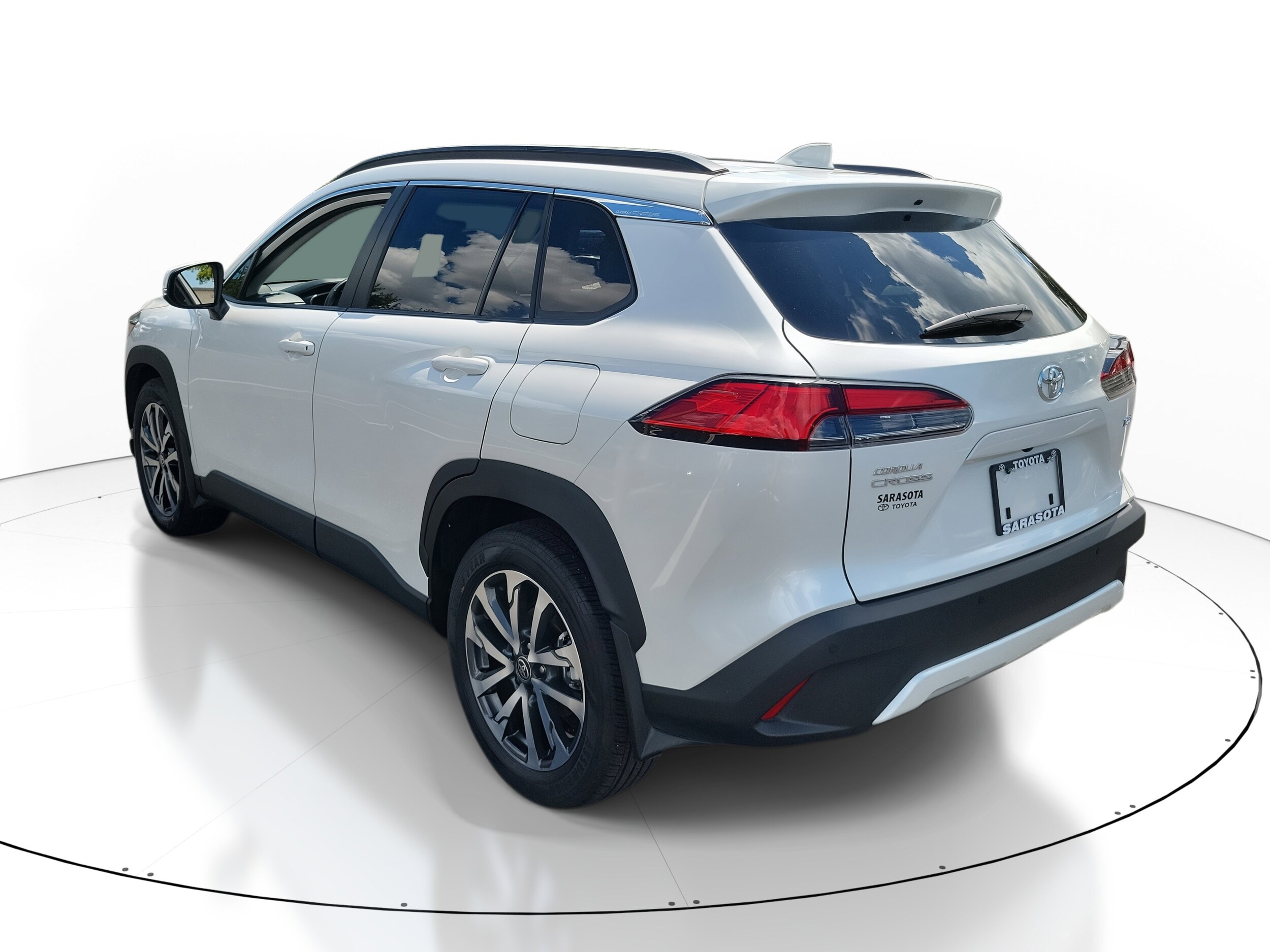 2023 Toyota Corolla Cross XLE photo 3