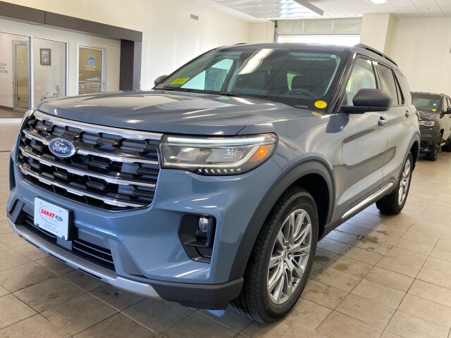 2025 Ford Explorer photo 2