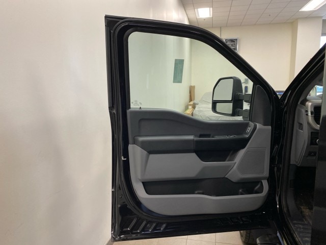 2025 Ford F-550 Super Duty Chassis Cab XL - Photo 9