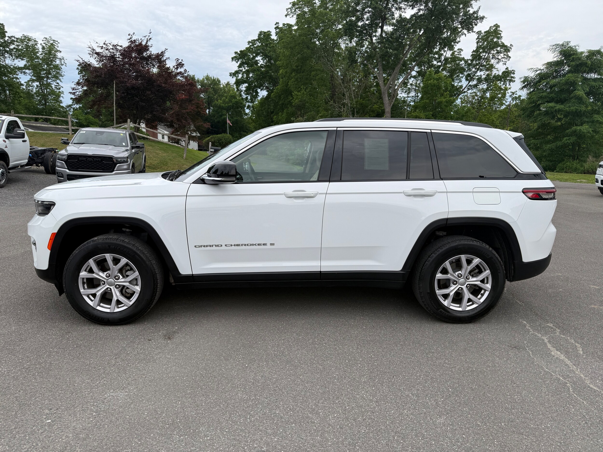 2022 Jeep Grand Cherokee Limited photo 2