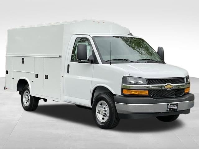 2024 Chevrolet Express Cutaway Base's photo