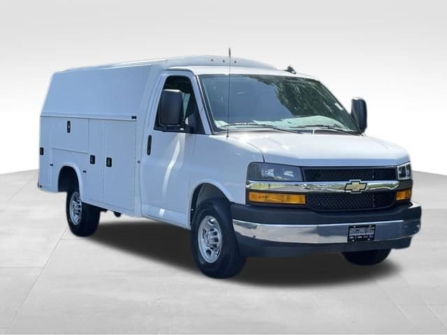 2025 Chevrolet Express Cutaway Base's photo