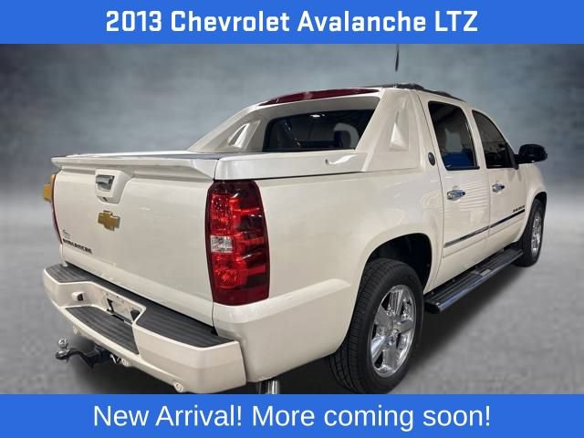 2013 Chevrolet Avalanche LTZ photo 2