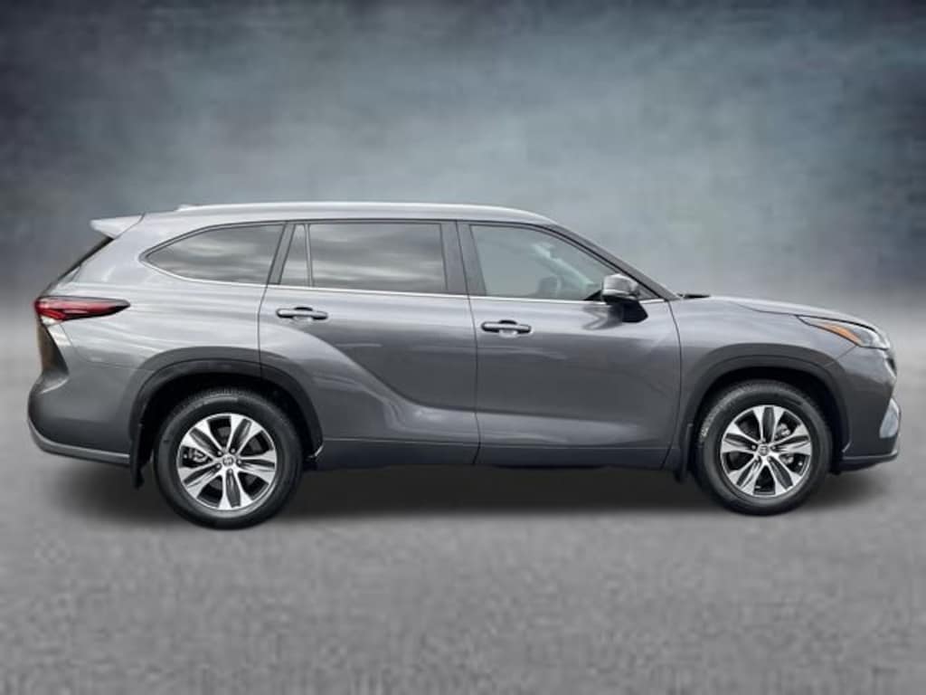 Used 2024 Toyota Highlander LE SUV