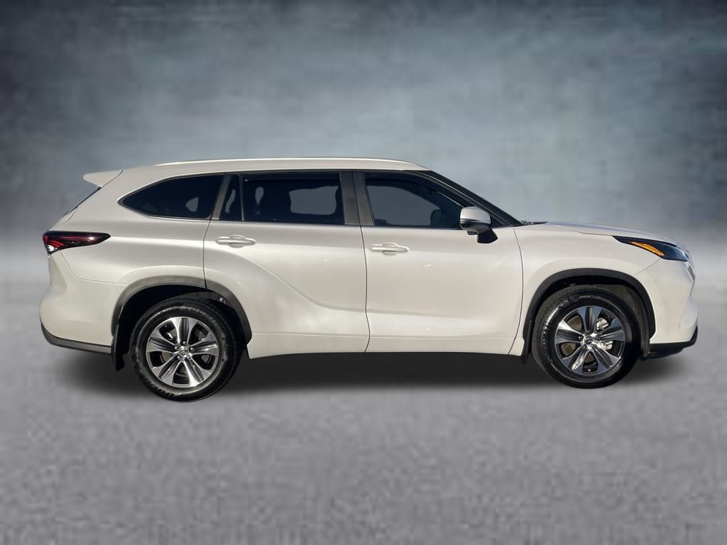 2024 Toyota Highlander XLE photo 2