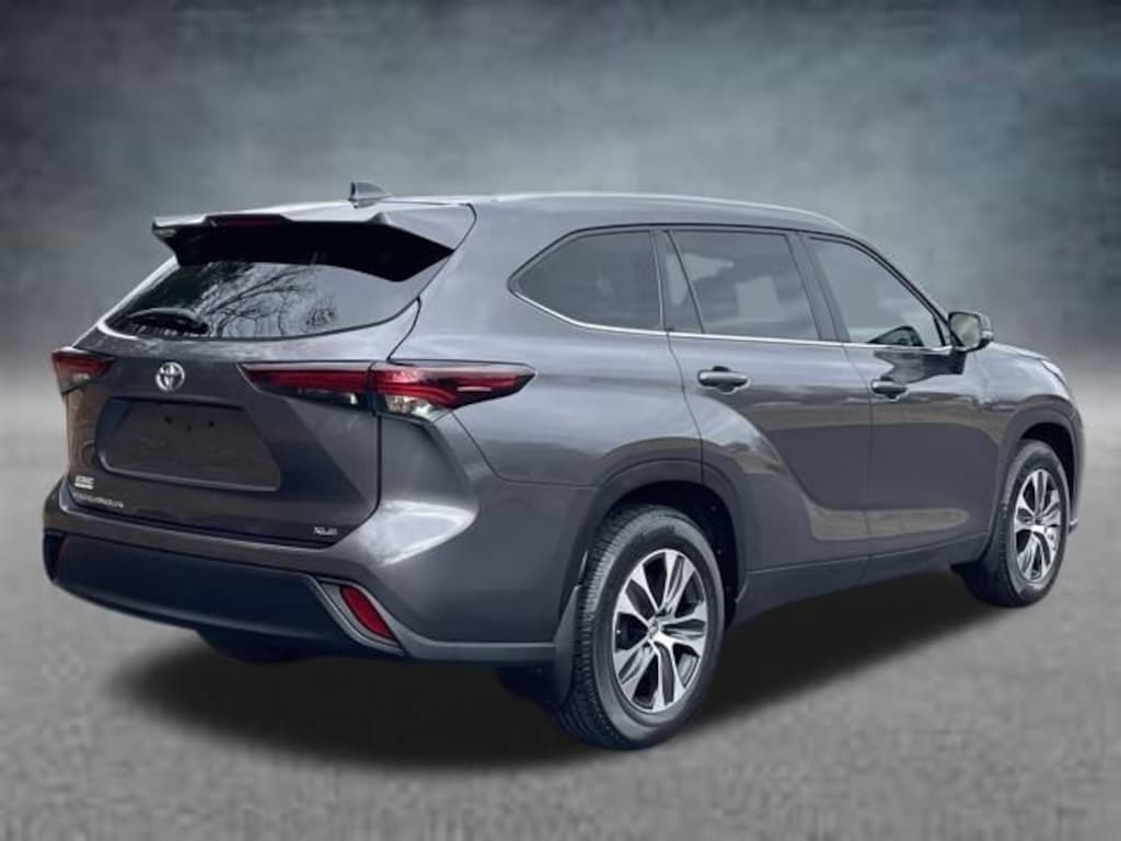 Used 2024 Toyota Highlander LE SUV