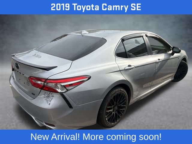 2019 Toyota Camry SE photo 3