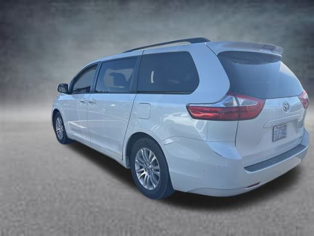 2016 Toyota Sienna L photo 2