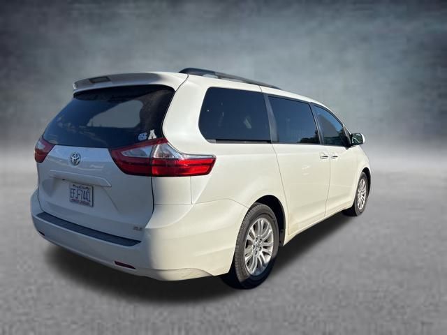 2016 Toyota Sienna L photo 3