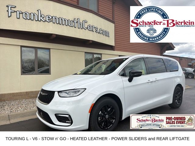 2024 Chrysler Pacifica Touring L's photo