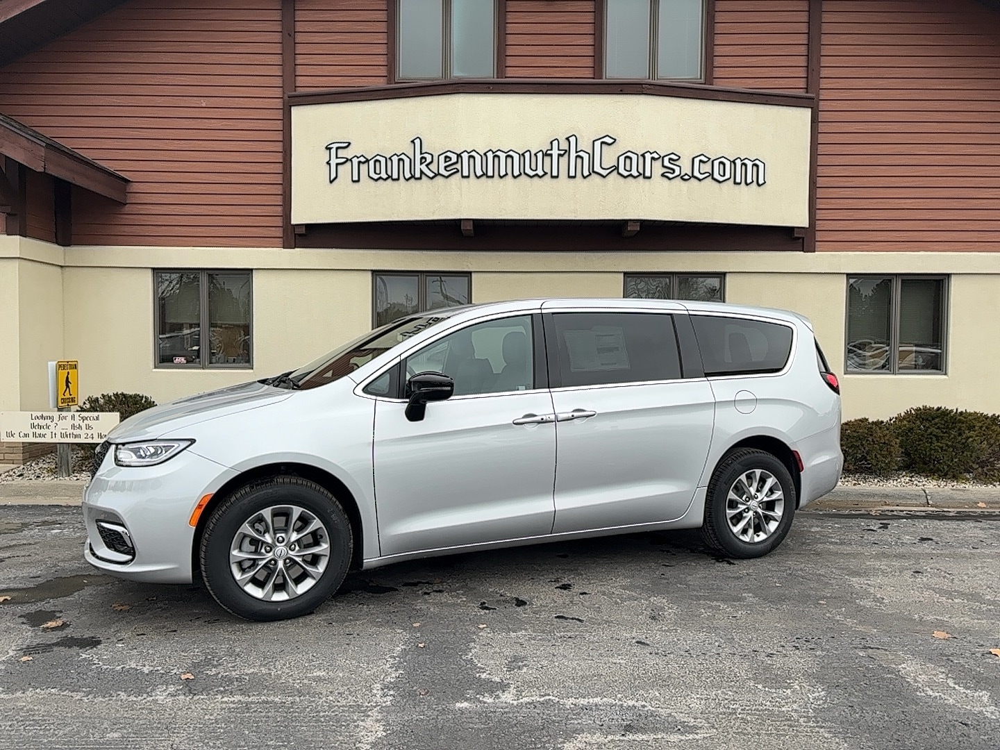 2026 Chrysler Pacifica Select's photo