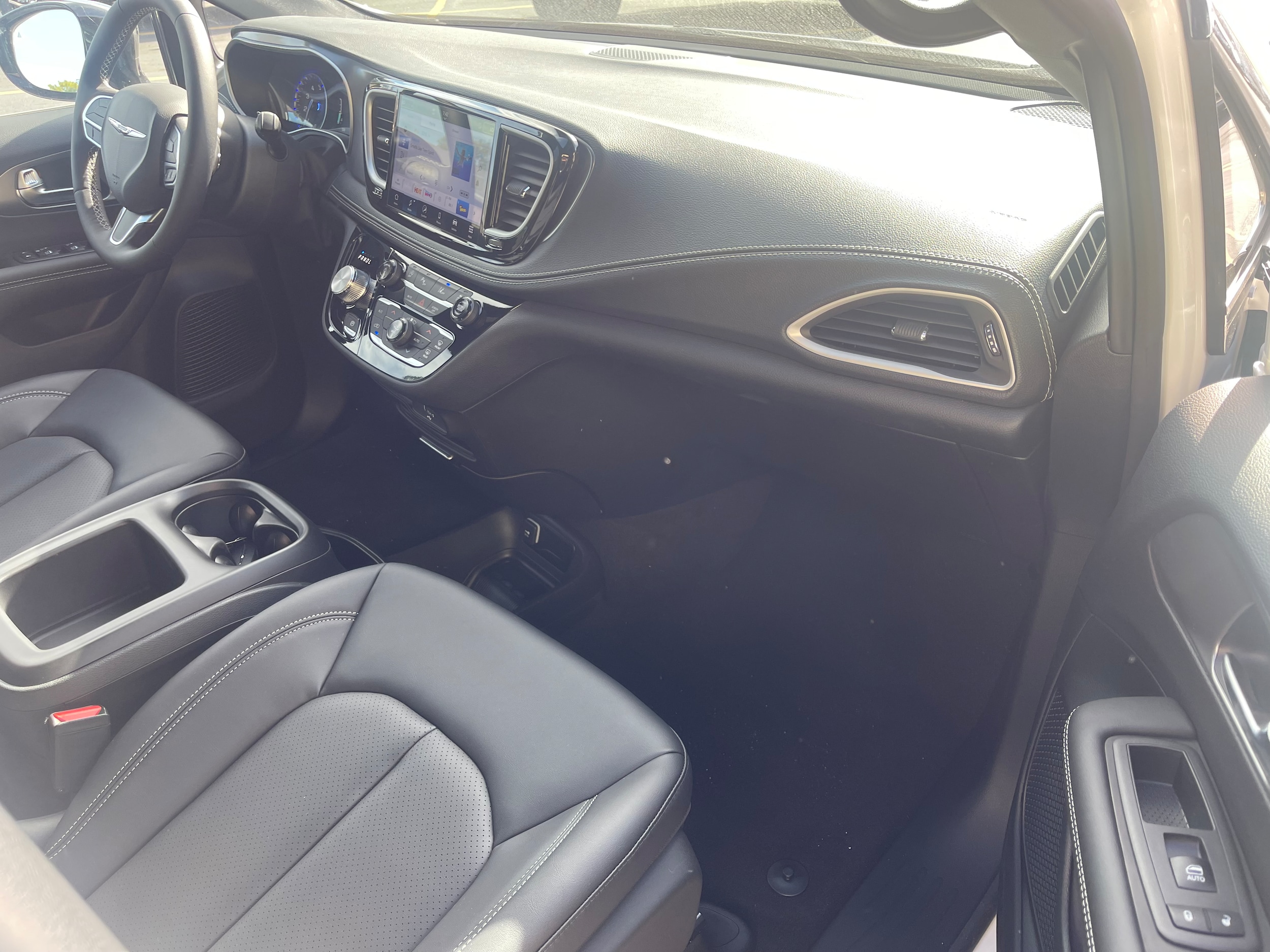 2026 Chrysler Pacifica Select - Photo 17
