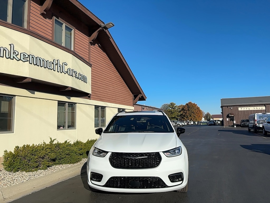 New 2026 Chrysler Pacifica LIMITED AWD Passenger Van