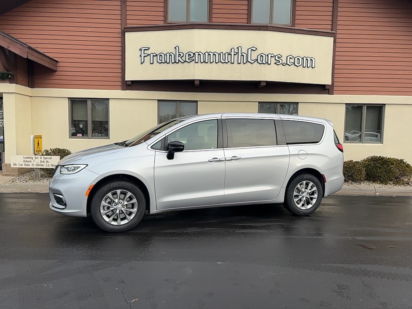 2026 Chrysler Pacifica Select's photo