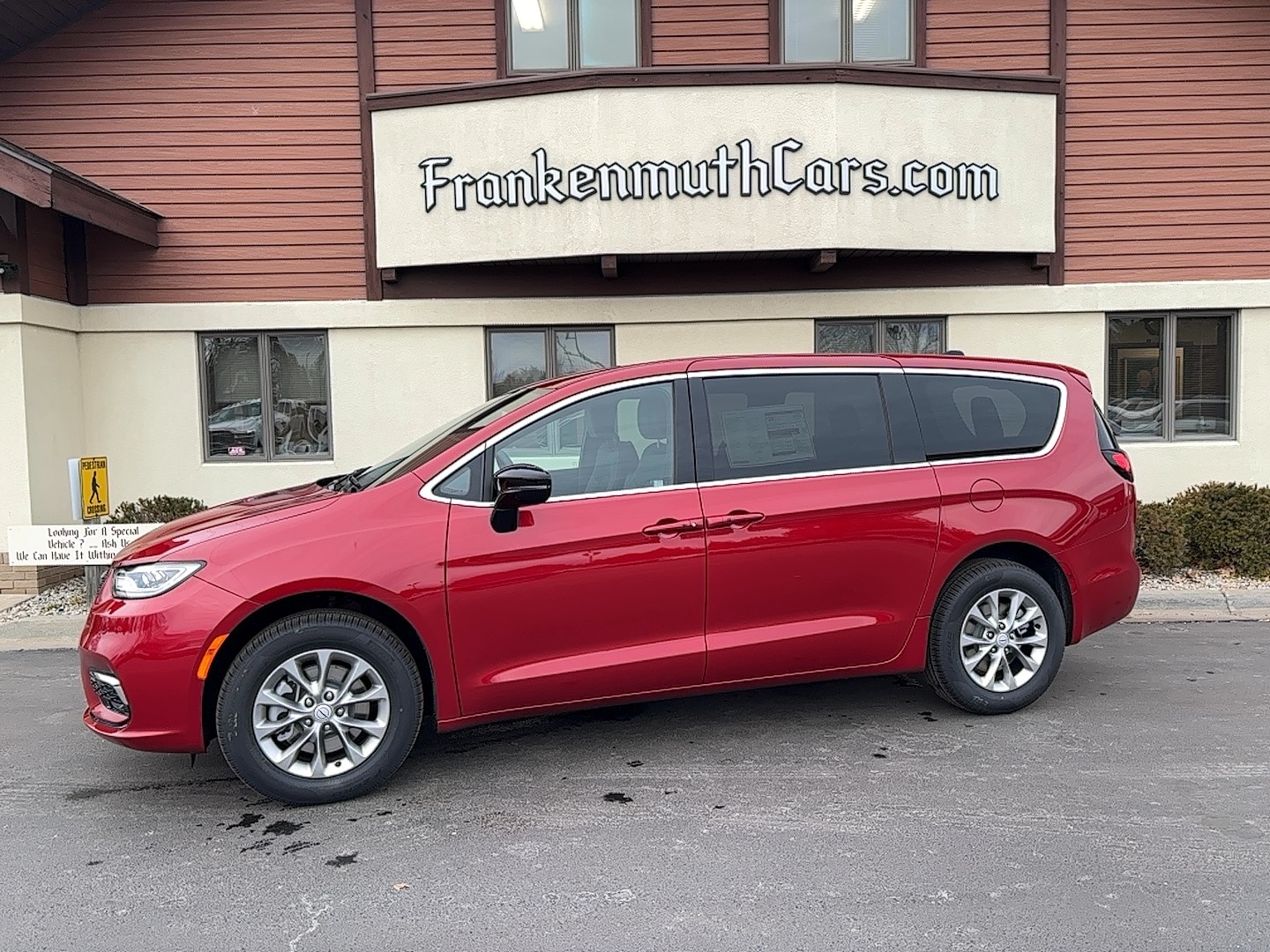 2026 Chrysler Pacifica Select's photo