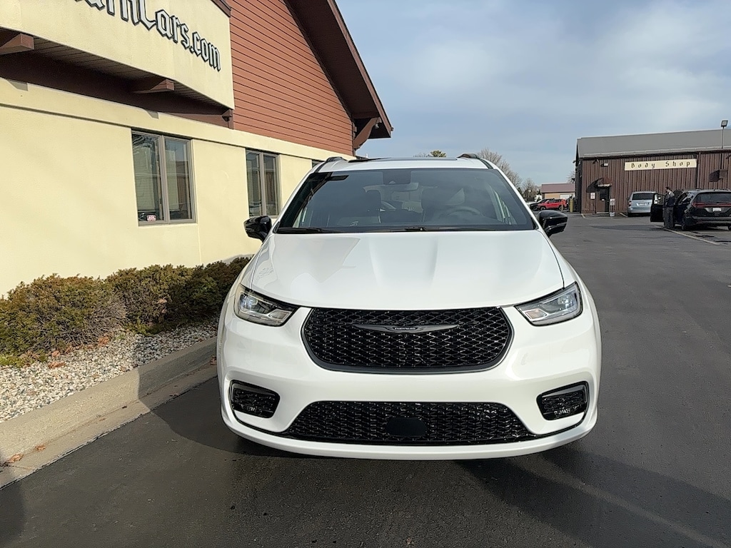 New 2026 Chrysler Pacifica LIMITED AWD Passenger Van