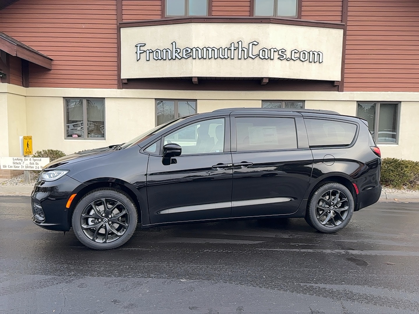 2026 Chrysler Pacifica Limited's photo