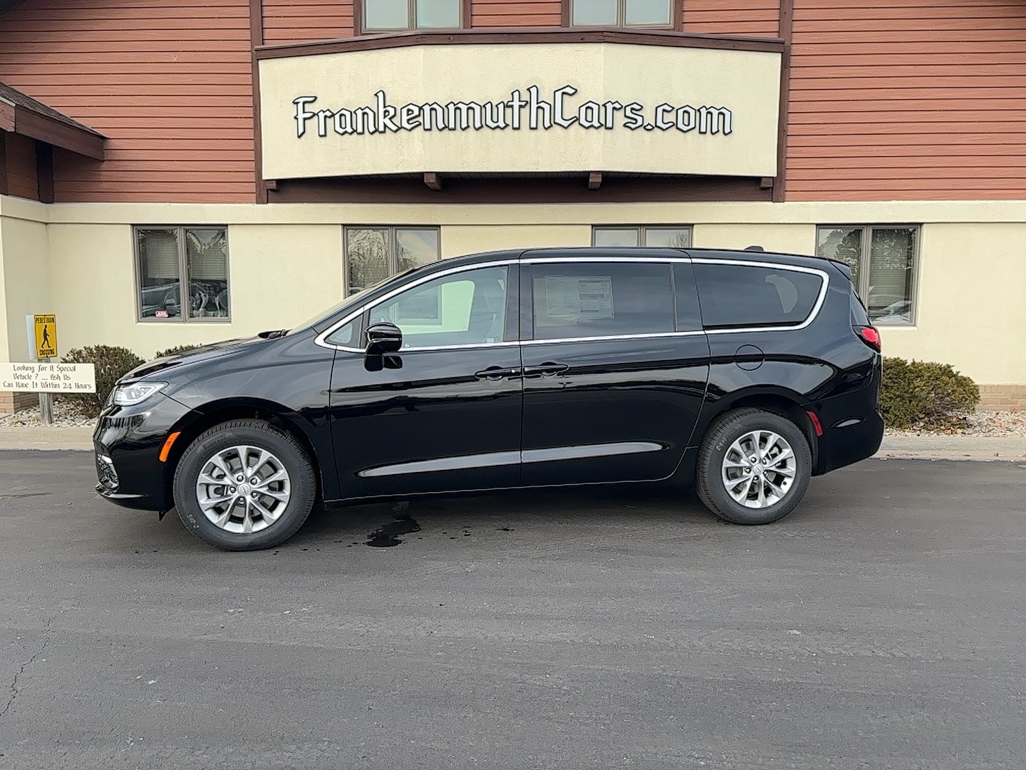 2026 Chrysler Pacifica Select's photo