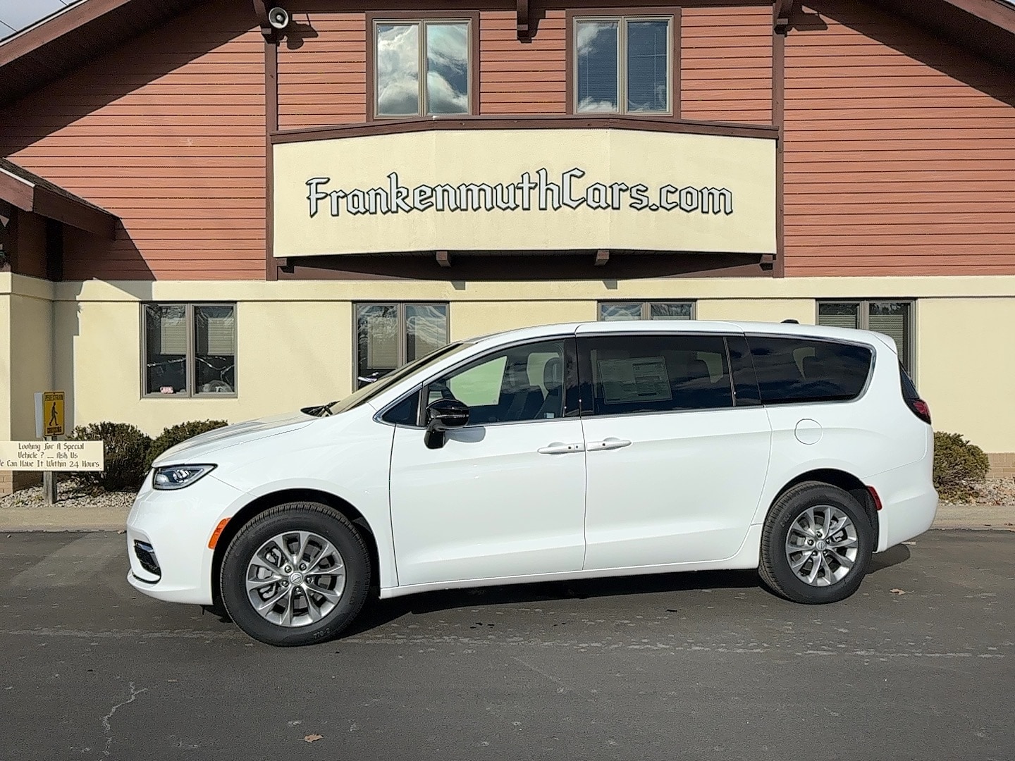 2026 Chrysler Pacifica Select's photo