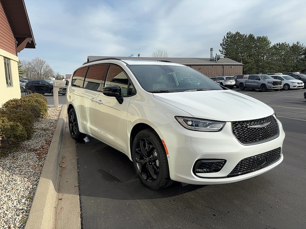 New 2026 Chrysler Pacifica LIMITED AWD Passenger Van