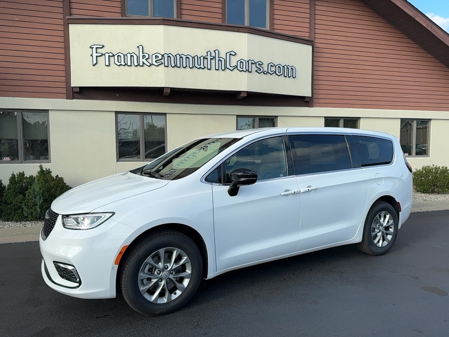 2026 Chrysler Pacifica Select's photo