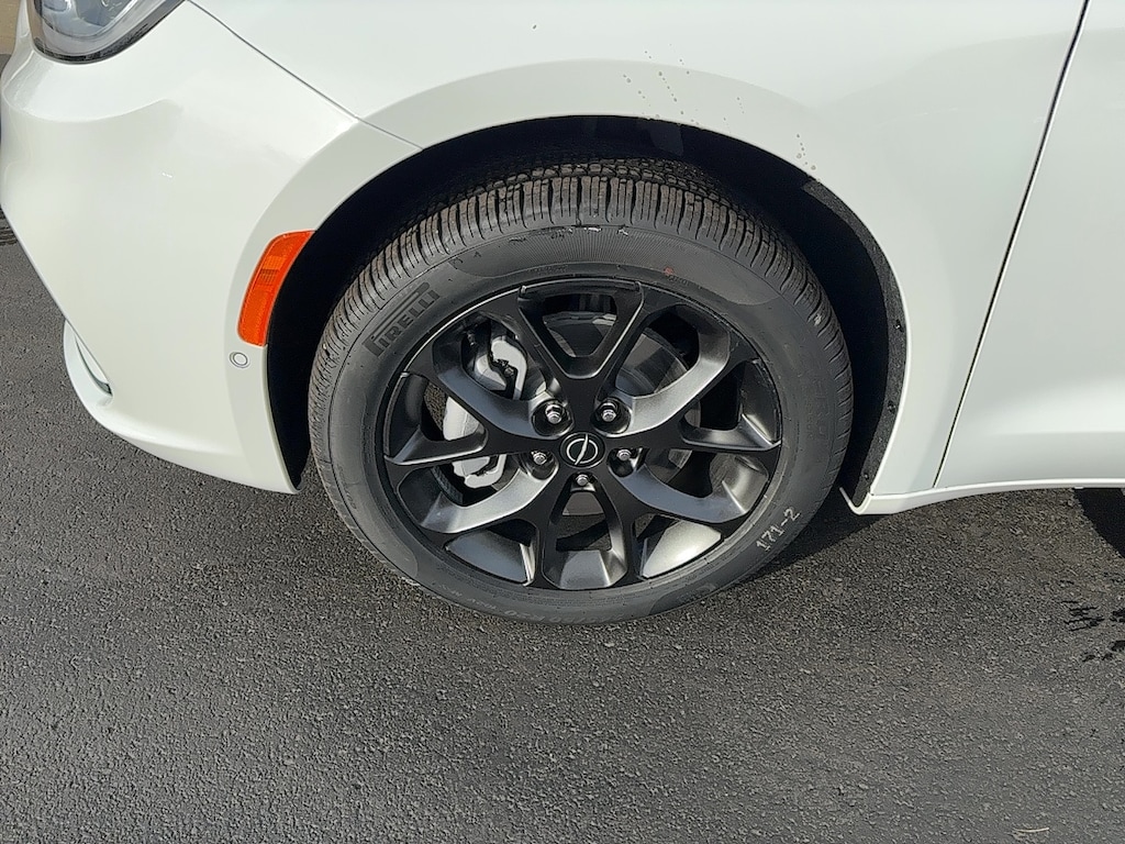 New 2026 Chrysler Pacifica LIMITED AWD Passenger Van