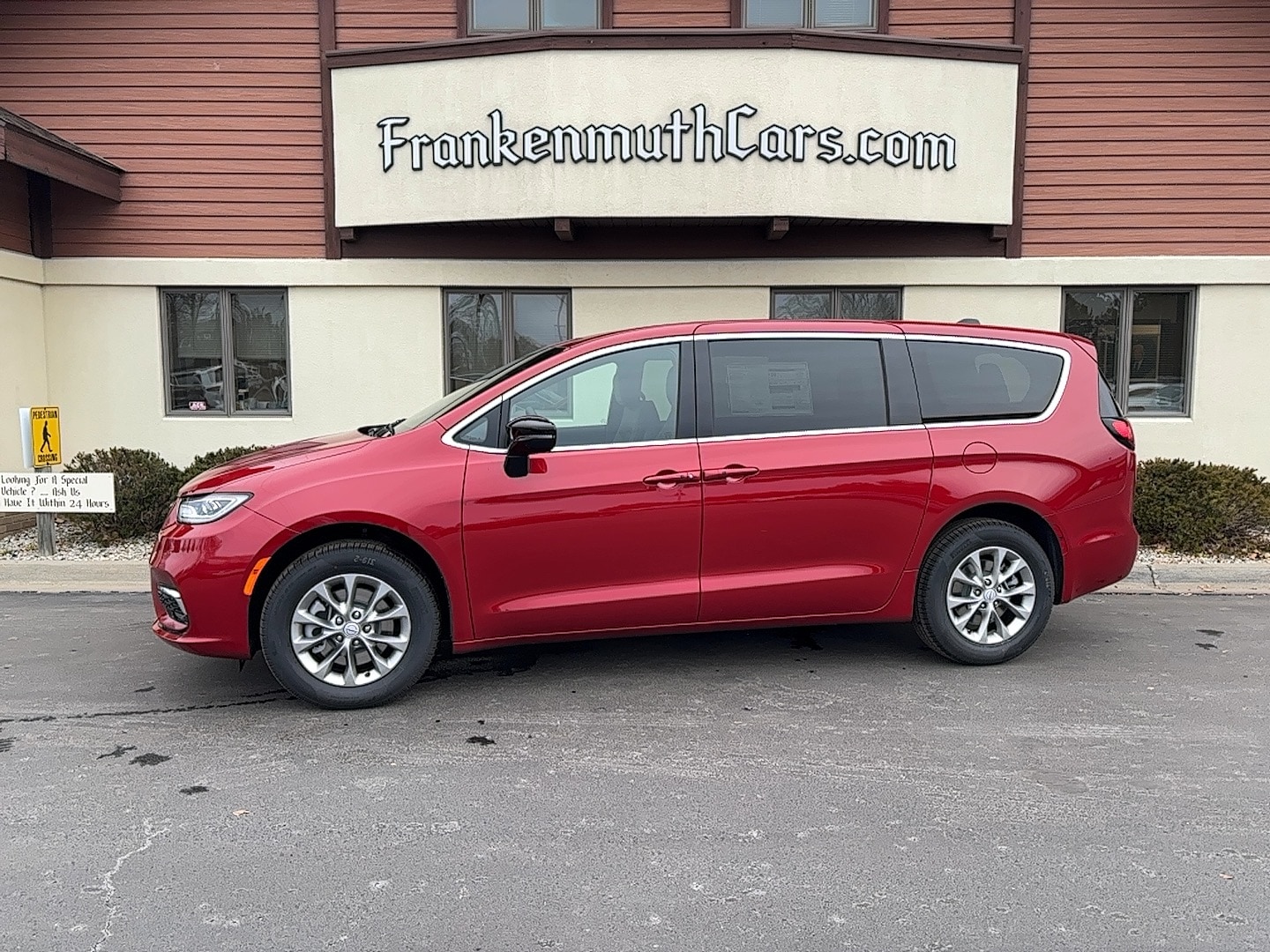2026 Chrysler Pacifica Select's photo