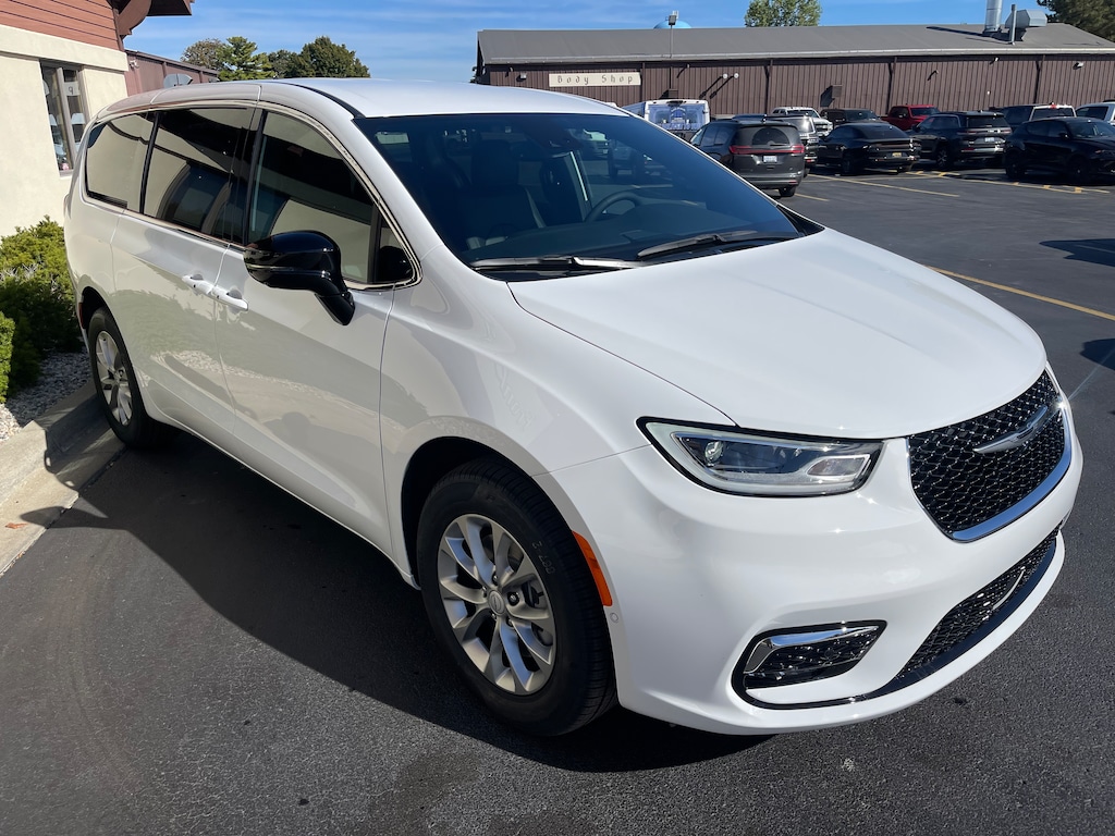 New 2026 Chrysler Pacifica SELECT AWD Passenger Van