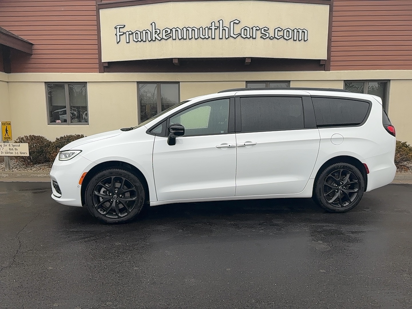 2026 Chrysler Pacifica Limited AWD's photo