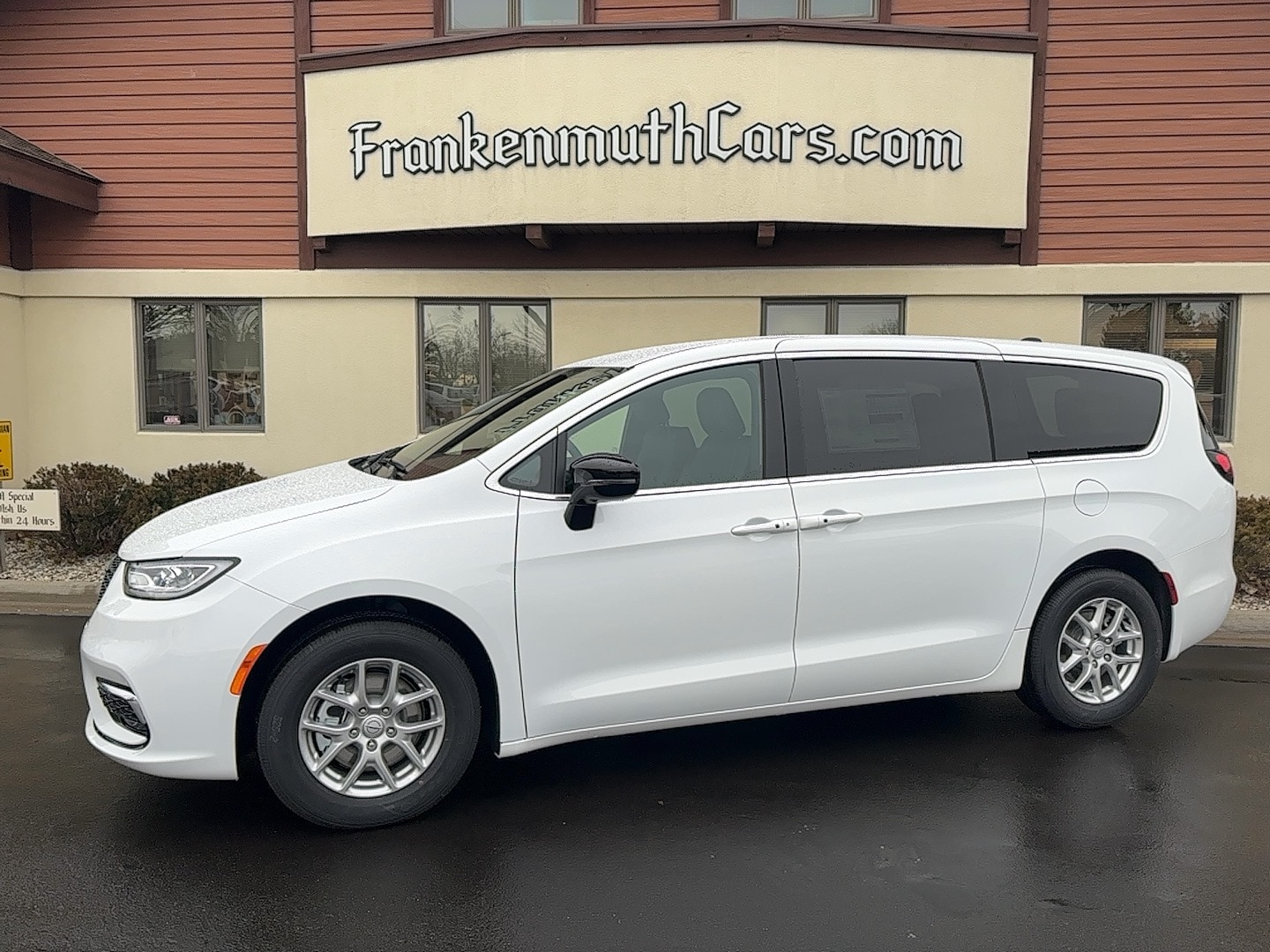 2026 Chrysler Pacifica Select's photo