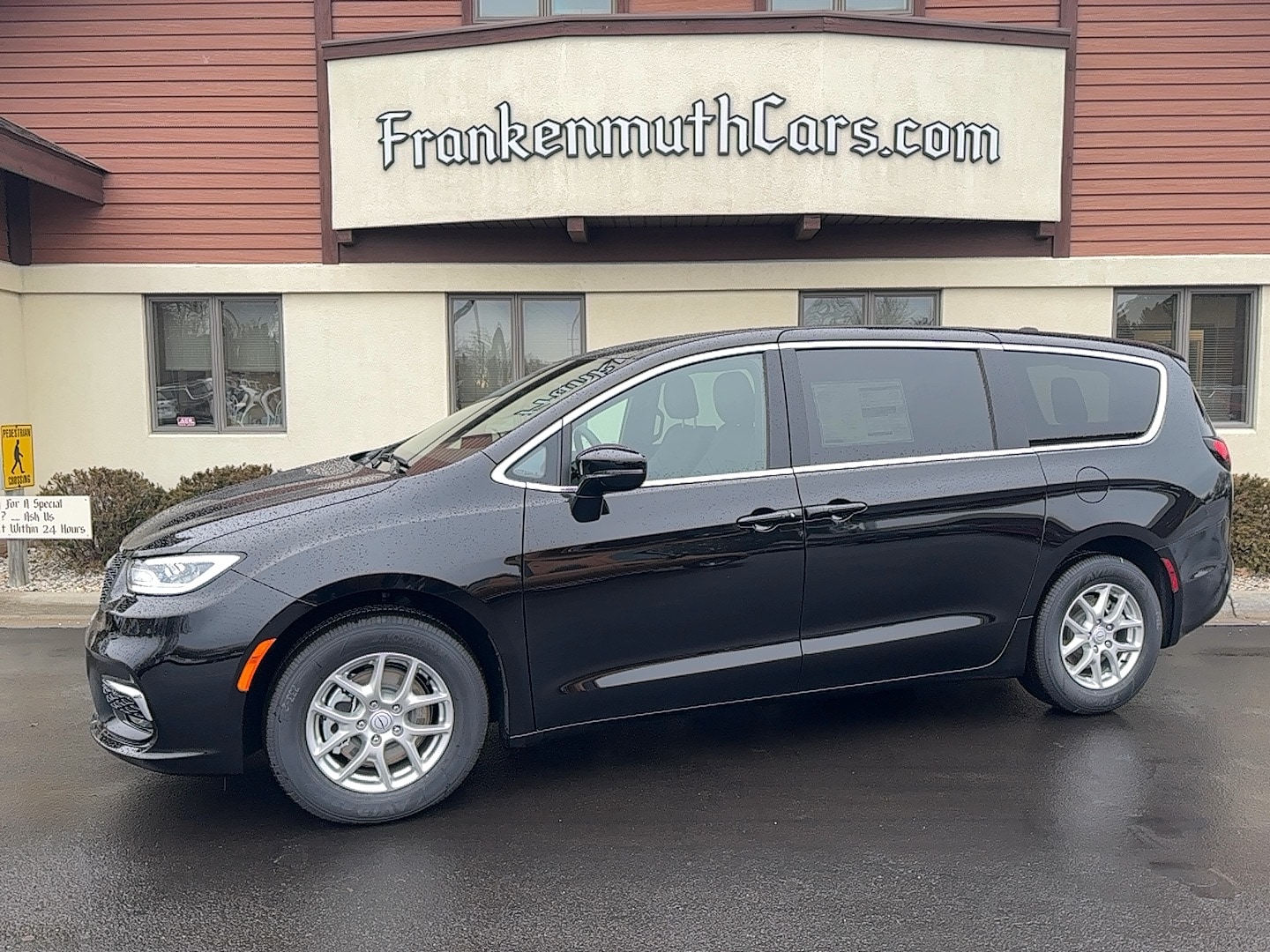 2026 Chrysler Pacifica Select's photo