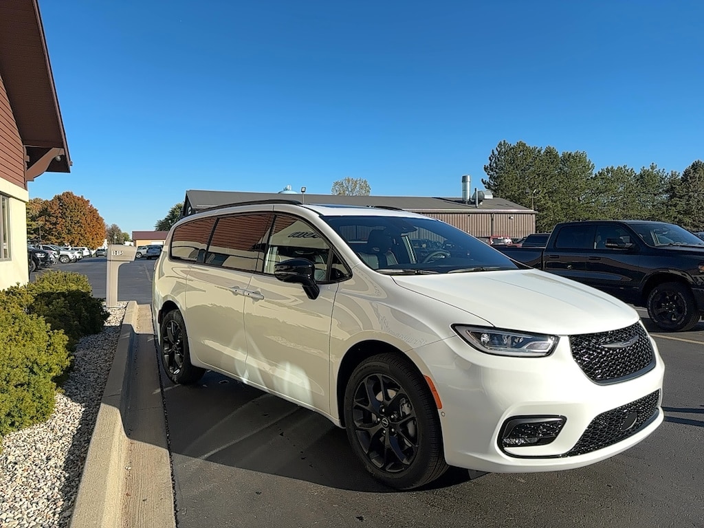 New 2026 Chrysler Pacifica LIMITED AWD Passenger Van