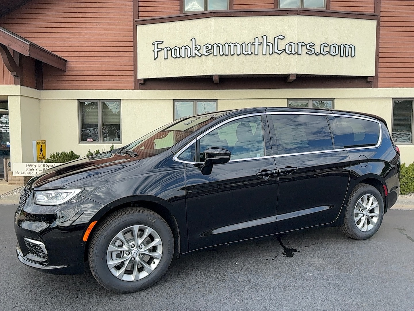 2026 Chrysler Pacifica Select's photo