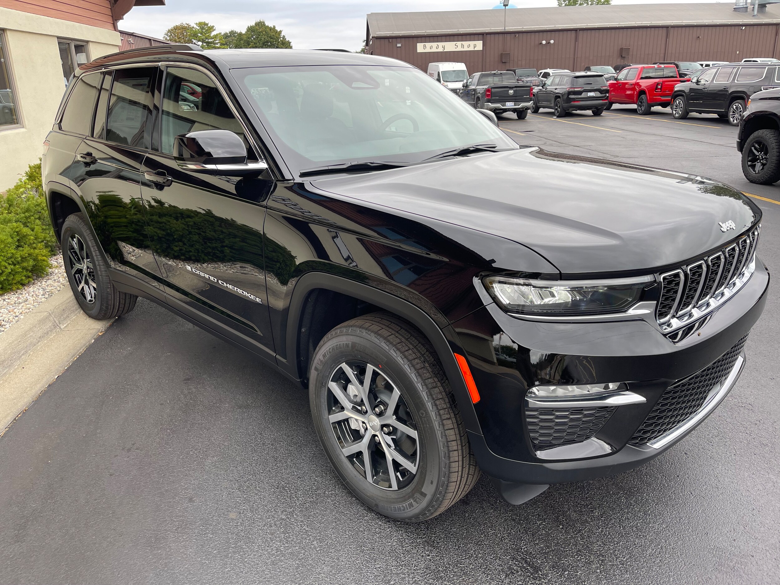 2025 Jeep Grand Cherokee Limited photo 3