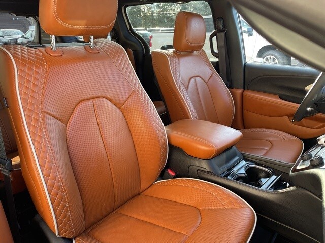 2024 Chrysler Pacifica Hybrid Pinnacle photo 2