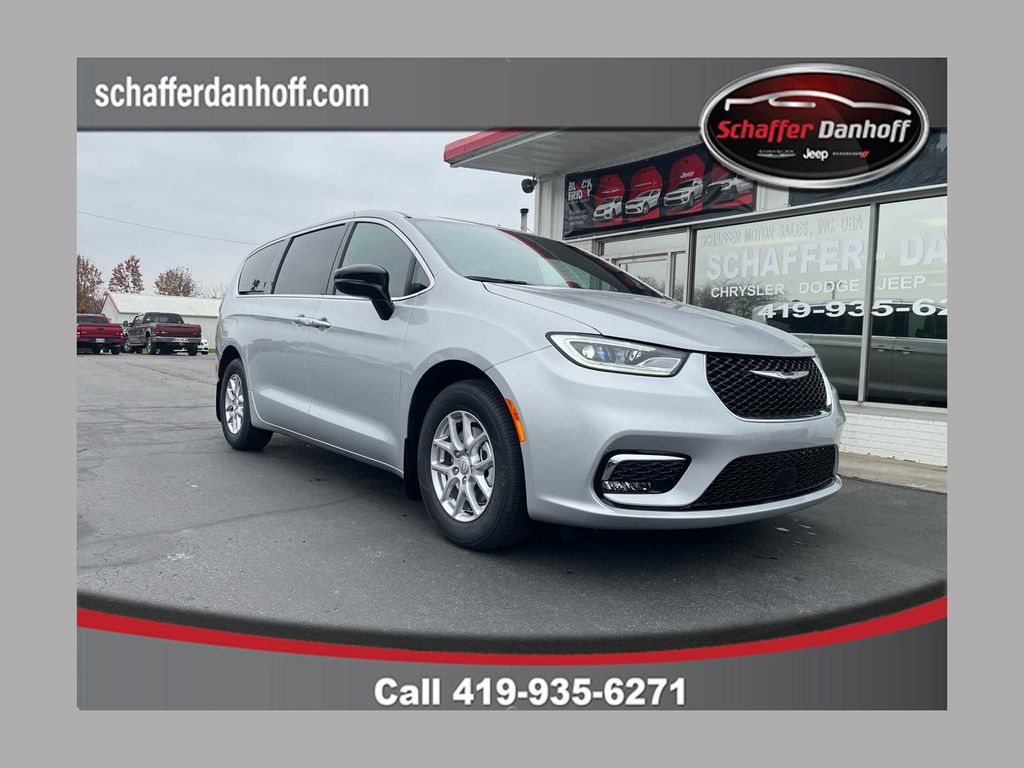 2026 Chrysler Pacifica Select's photo