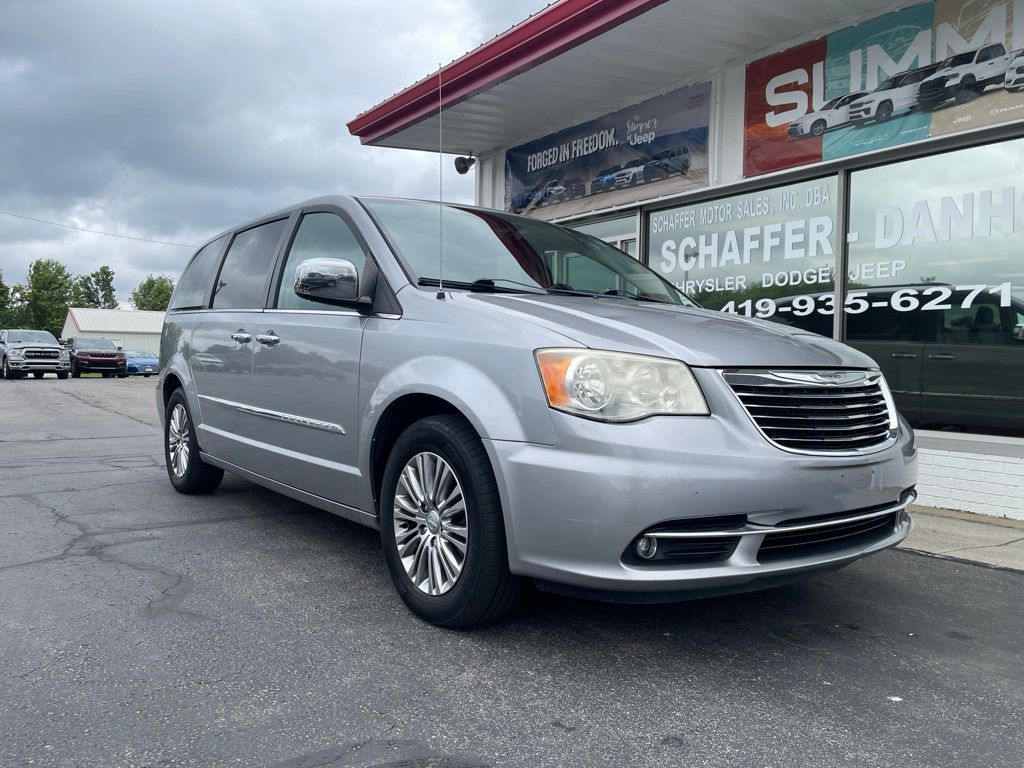 2013 Chrysler Town & Country Touring-L's photo