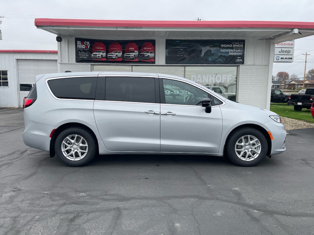 New 2026 Chrysler Pacifica SELECT Passenger Van