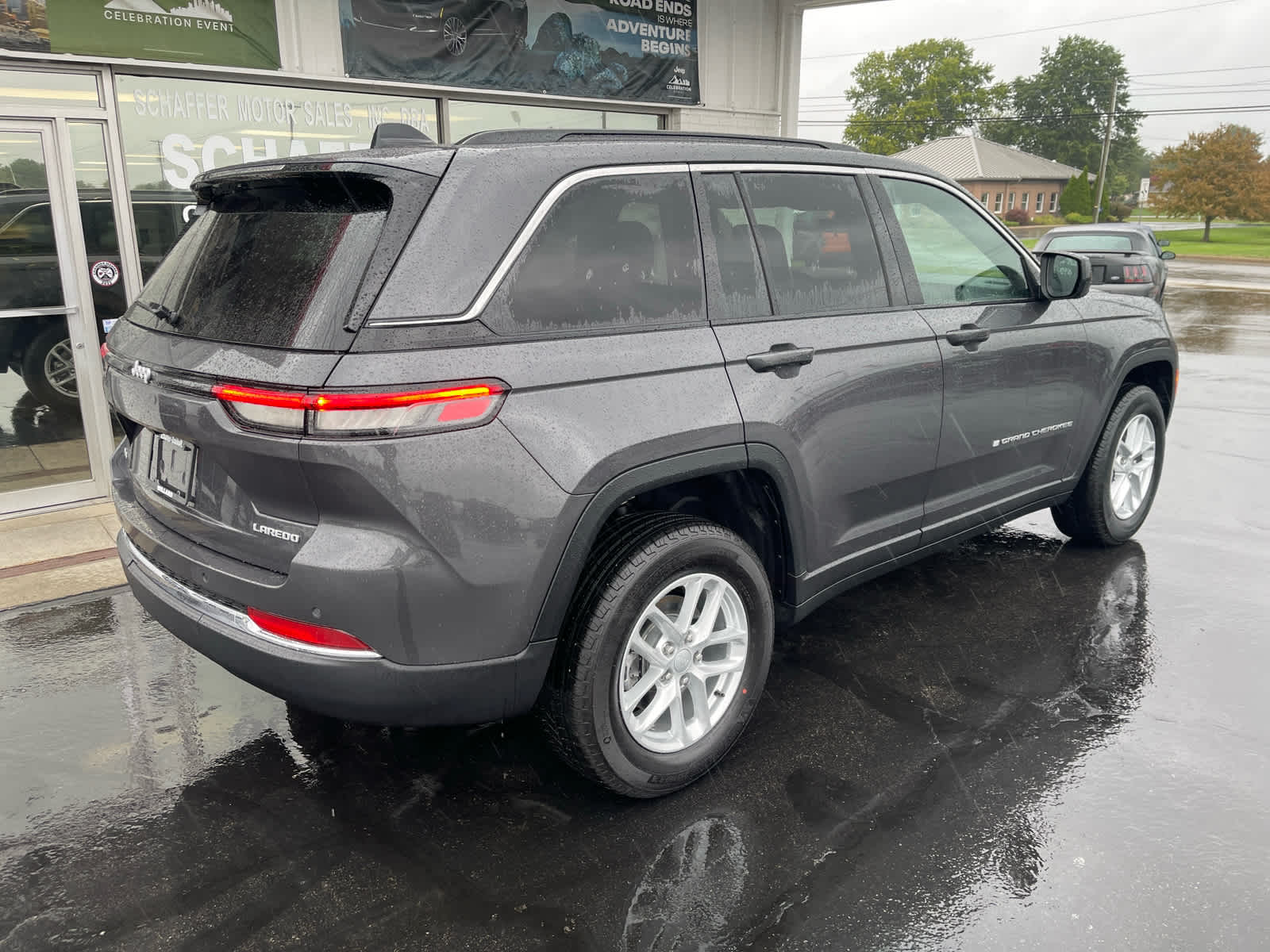 2025 Jeep Grand Cherokee Laredo photo 2