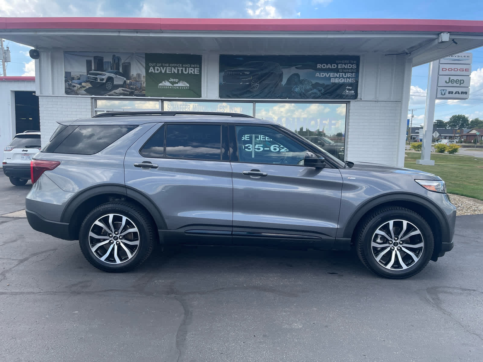 2022 Ford Explorer ST-Line photo 2
